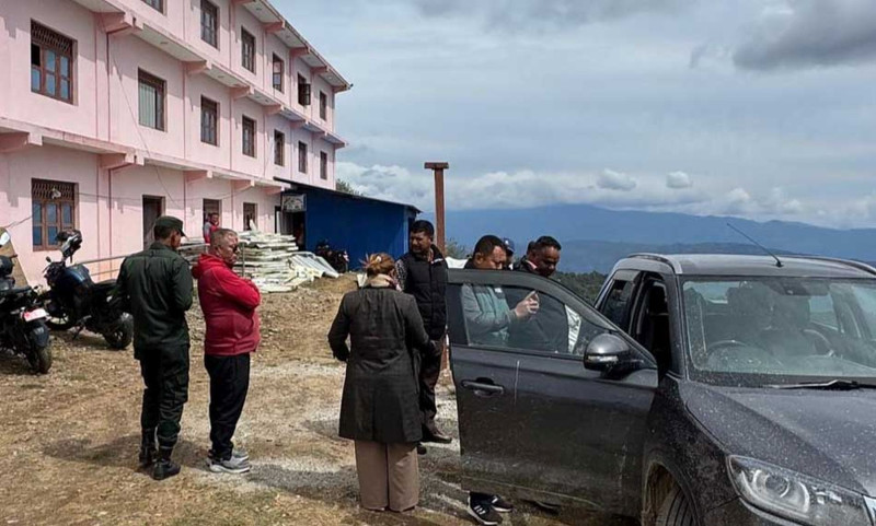 आधारभूत अस्पतालको भवन अलपत्र पार्ने ठेकेदारको गाडी नियन्त्रणमा